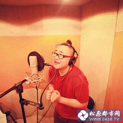 梁凡在录音副本.jpg