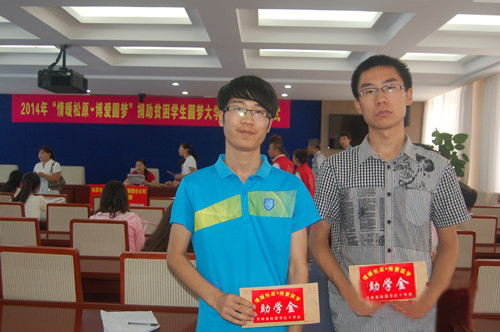 左一为乾安学生张春辉，以634分考入中国地质大学。 　右一为乾安学生包锟，以623分考入湖南大学。　　